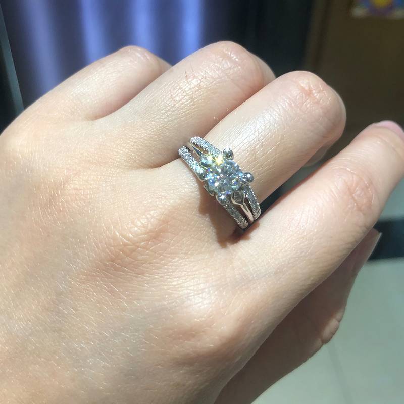 豪华四爪Women's RingS925银镀白金定制选款主石Moissanite1.0ct/副石高碳钻